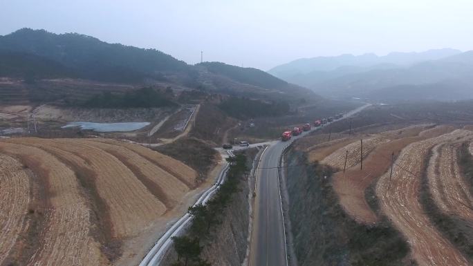 公路行驶 货物运输 蜿蜒崎岖