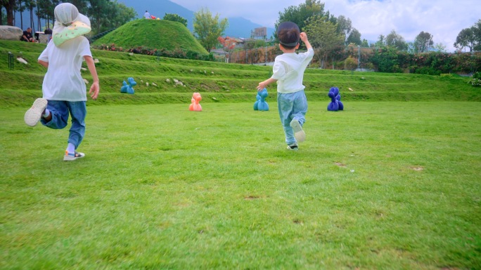 小孩踏青孩子奔跑跑步踏青儿童开心成长快乐