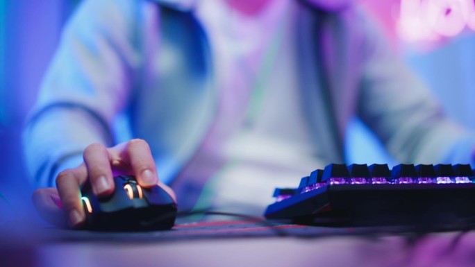 电子竞技玩家使用RGB控制键盘