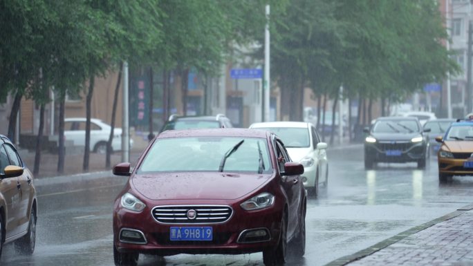 4K下雨出租车行驶暴雨前行交通出行打车