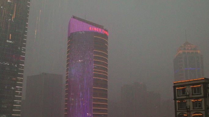 暴雨中的城市高楼