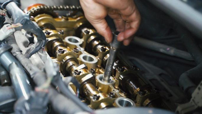 汽车修理工在修车厂修理发动机。汽车维修服务车辆。