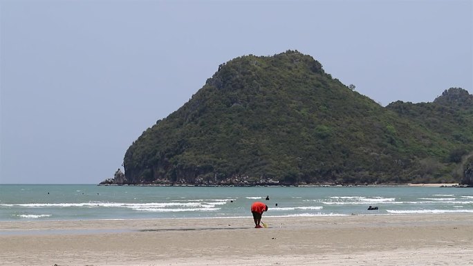 海浪冲击沙滩的慢动作镜头