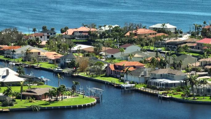 飓风伊恩过后，佛罗里达居民区受损的滨水房屋。自然灾害的后果