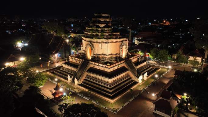 原创 泰国清迈古城大佛塔寺夜景航拍风光