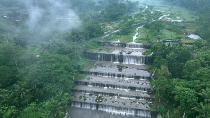 鸟瞰图Grojogan Watu purbo瀑布非常美丽，日惹，中爪哇，印度尼西亚