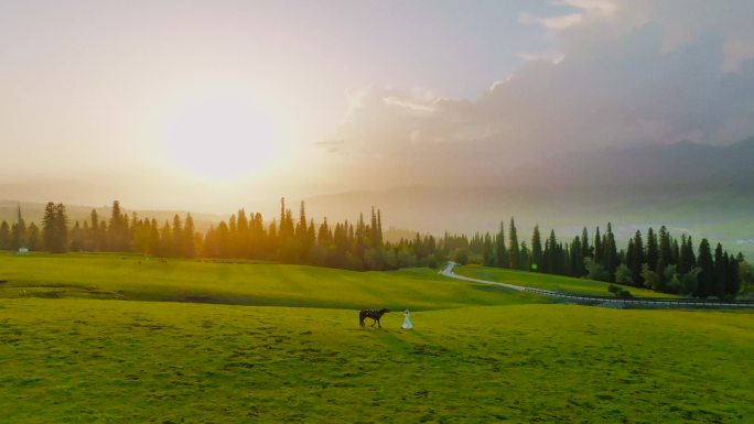 新疆伊犁那拉提夕阳骑马航拍