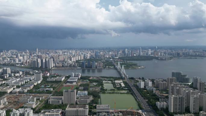 海口暴风雨前的云层