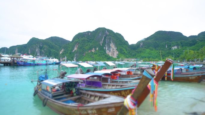 在泰国安达曼海乘坐长尾船
