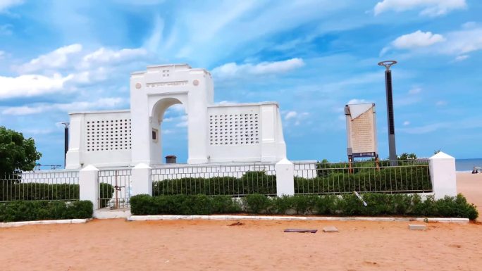爱德华艾略特海滩的镜头，简称艾略特海滩，俗称贝桑特纳加尔海滩，位于泰米尔纳德邦金奈