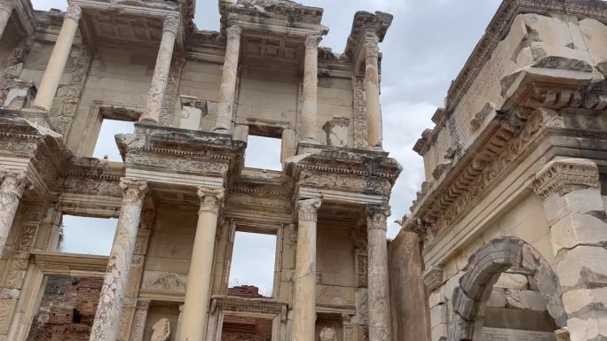 观赏以弗所古城，古罗马古城，土耳其最受欢迎的旅游中心，从以弗所古城出发的Celcius图书馆，以弗所