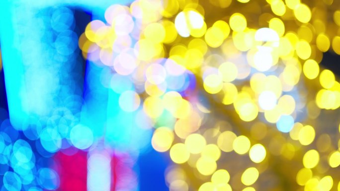 黄蓝相间的花环，圣诞和新年的闲散背景灯光摇曳。直播4k视频，节日模糊背景