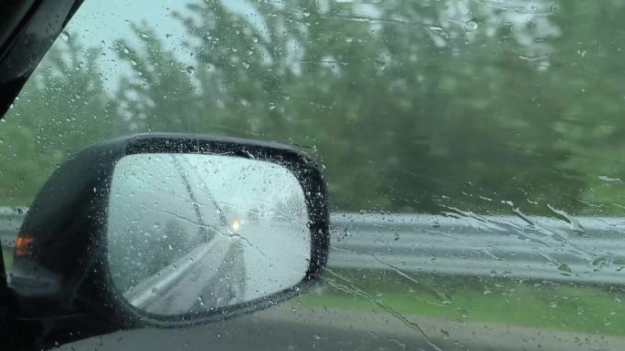 实拍下雨天高速路上车辆行驶倒车镜空境