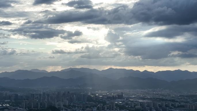 夏天傍晚远山天空夕阳云层耶稣光丁达尔光