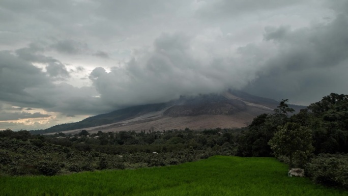 印尼苏门答腊岛锡纳朋火山喷发火山碎屑流时间流逝