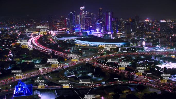 互联无人驾驶或自动驾驶汽车鸟瞰图。洛杉矶市中心过往的车辆。小车和速度信息显示。未来的交通工具。物联网