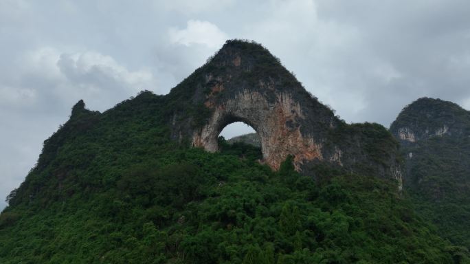 桂林山水之十里画廊月亮山