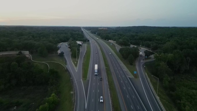 州际公路。桥梁和基础设施。道路上的交通