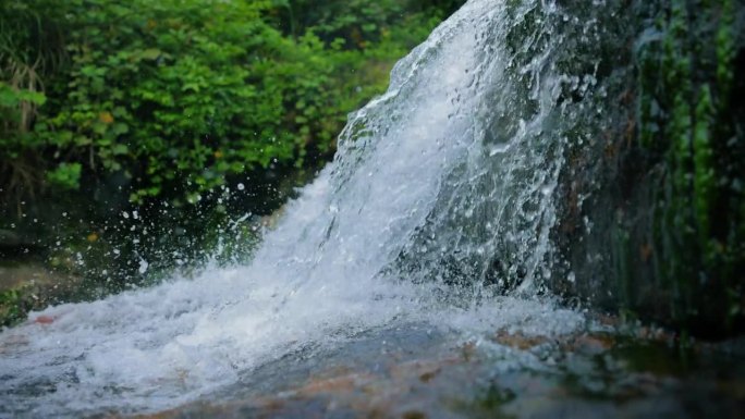 泉水流淌山泉水水流河流