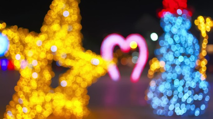 城市广场上的装饰。圣诞和新年的节日背景从闪烁的灯光花环。直播4k视频，节日模糊背景