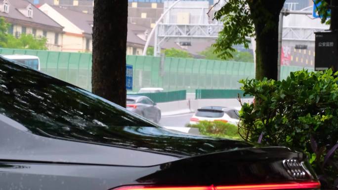 城市马路下雨天雨水雨滴大自然风景风光雨景