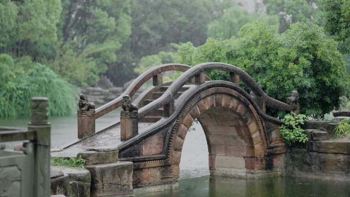古香古色古桥古亭公园雨天唯美实拍