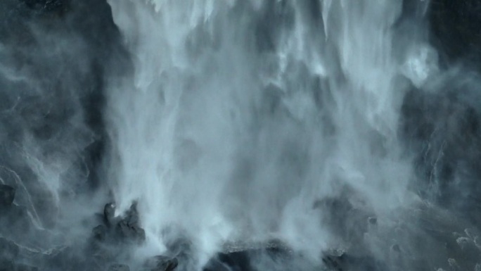 近距离拍摄的Coban Sriti瀑布在东爪哇，位于附近的玛琅，印度尼西亚