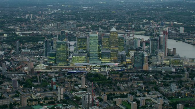 金丝雀码头现代摩天大楼鸟瞰图。这里是伦敦的金融中心之一。泰晤士河，著名的桥梁和建筑的背景。英格兰。英