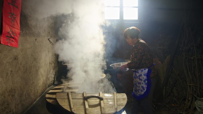 厨房用大铁锅炖菜的女人