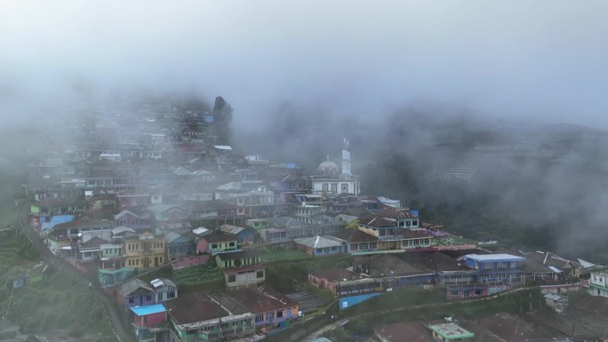 空中拍摄的Butuh村，马格朗，印度尼西亚，也被称为尼泊尔范爪哇在雾蒙蒙的早晨