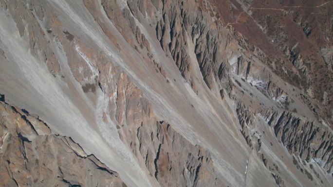 空中拍摄的一群徒步旅行者在高喜马拉雅山脉的蒂利科大本营。徒步探险，挑战，安全和旅游喜马拉雅山脉的概念