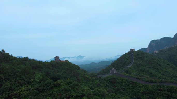 4k航拍烟雨长城湖泊环秀湖