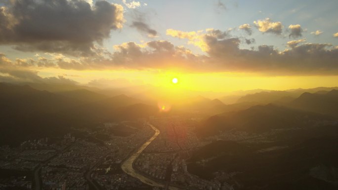 夕阳日照山城