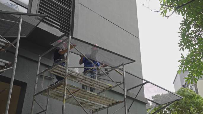 工人安装装修 建筑工人在安装脚手架装置