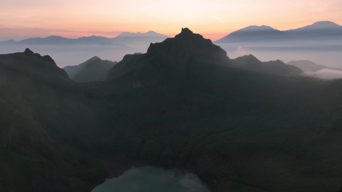 空中无人机拍摄的克鲁德火山日出场景和蓝色火山口，克鲁德火山，Kediri，东爪哇，印度尼西亚