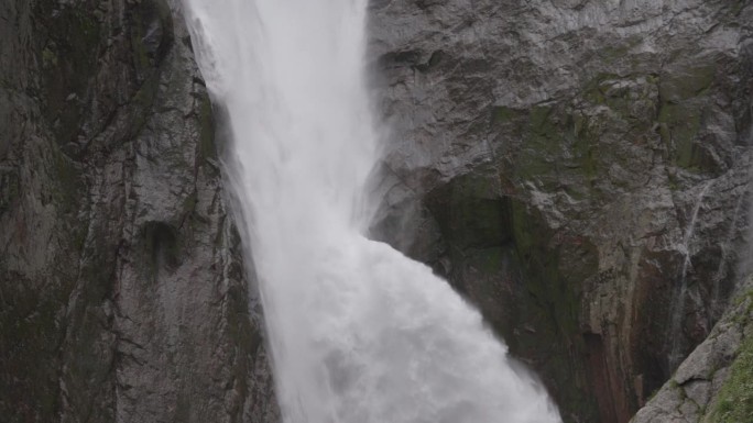 日本富山，日本最高的瀑布——正生瀑布，水流的慢动作，从350米高的地方翻滚而下