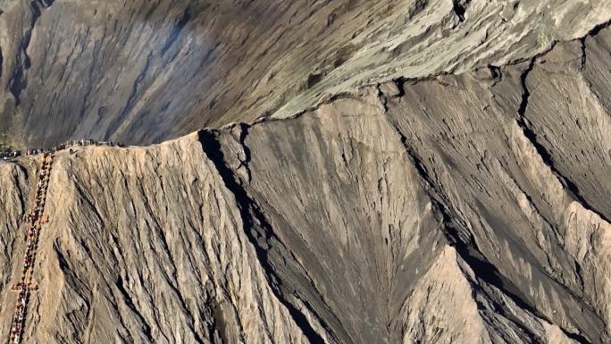 印度尼西亚东爪哇的活火山，烟雾弥漫。鸟瞰火山口古农布罗莫火山是腾格里塞梅鲁国家公园的一座活火山。