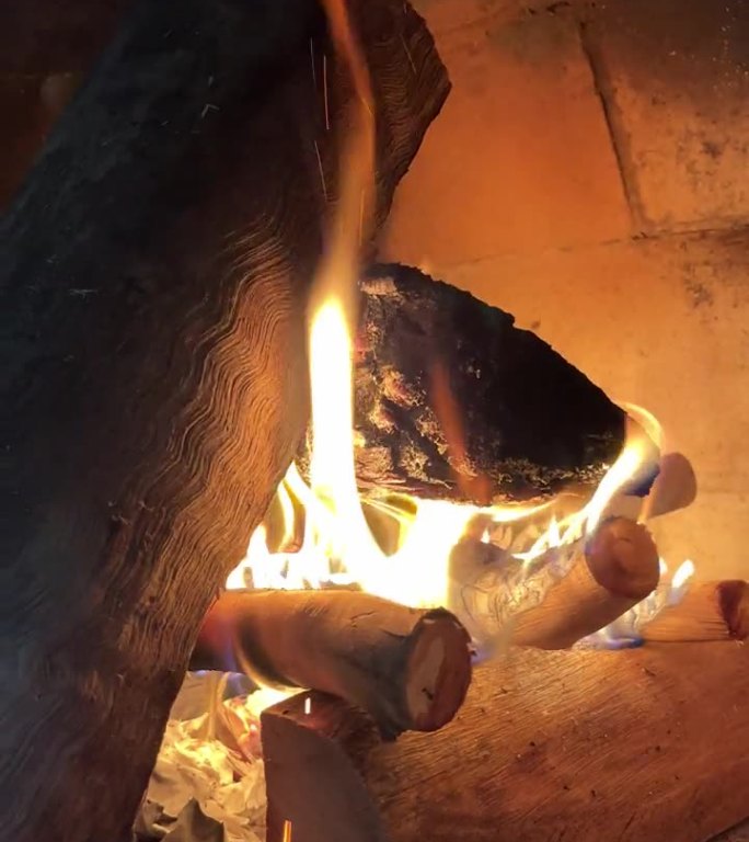 壁炉里有一团美丽的火