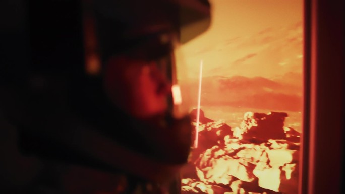 摇摇晃晃的火星探测器在红色星球火星表面旅行。宇航员望着窗外想家