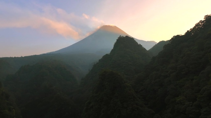 鸟瞰印尼爪哇默拉皮火山喷发的日出景象