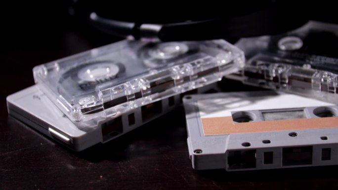盒式磁带是前数字时代的录音技术。