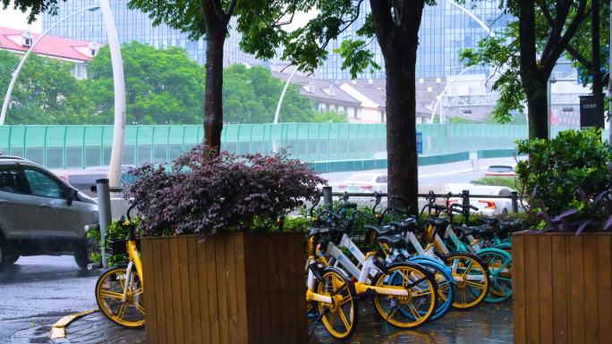 城市马路下雨天雨水雨滴大自然风景风光雨景