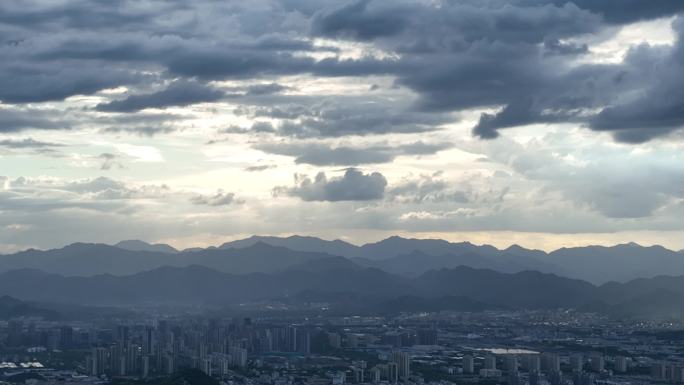 夏天傍晚远山天空夕阳阳光穿破云层耶稣光