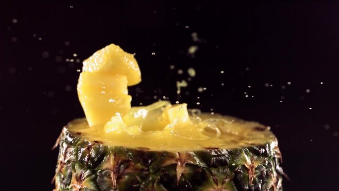 菠萝片落在半个菠萝表面的慢动作。