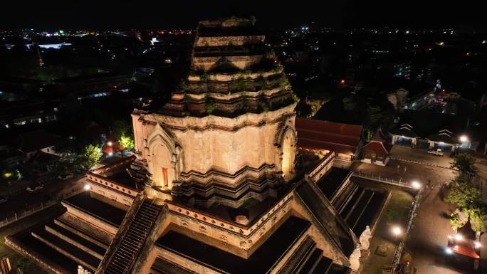 原创 泰国清迈古城大佛塔寺夜景航拍风光