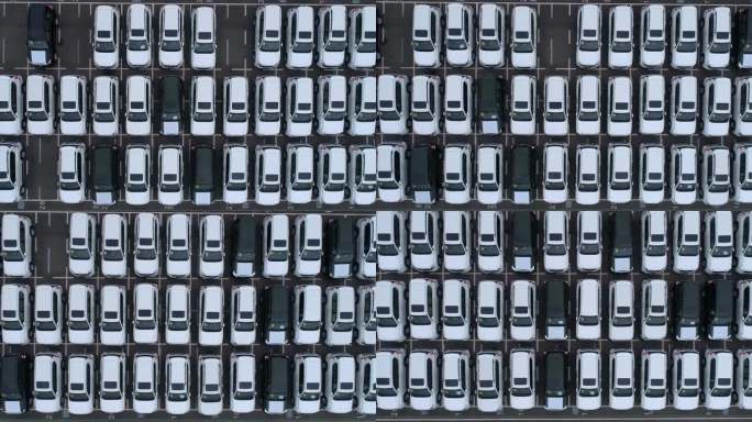 排列整齐黑白色车辆垂直航拍