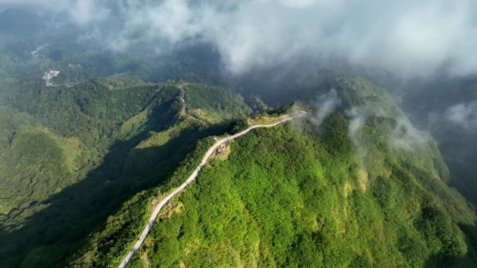 鸟瞰山坡上的道路，山的最高点在完全被森林覆盖的山脉中是美丽的，克卢德火山和蓝色的火山口，克卢德火山，