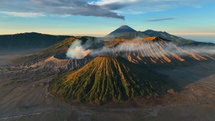 空中无人机日出场景移动的云，雾和烟雾的喷发覆盖火山Mts. Bromo, sememeru, Bat