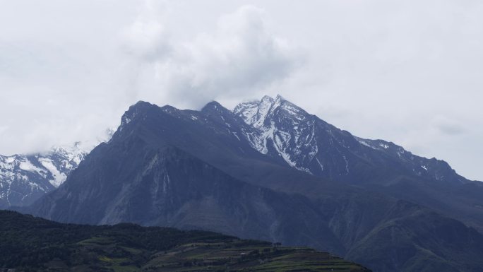 雪山云雾缭绕延时空镜头