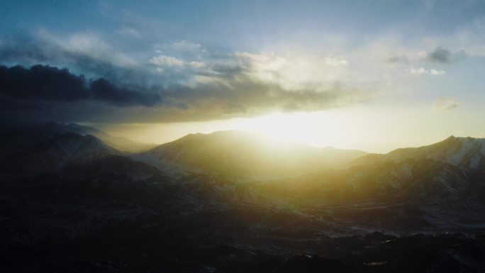 新疆阿尔金无人区航拍夕阳雪山羚羊